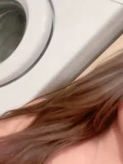 Ngắm nữ sinh 18+ e ấp khoe cặp vú mới nhú trên sóng livestream