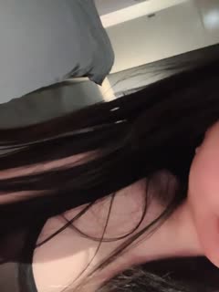 Em gái 19 tuổi có bộ ngực khủng và người đàn ông bí ẩn trong nhà